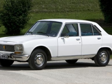 Potr&oacute;jne urodziny Peugeota podczas Salonu R&eacute;tromobile